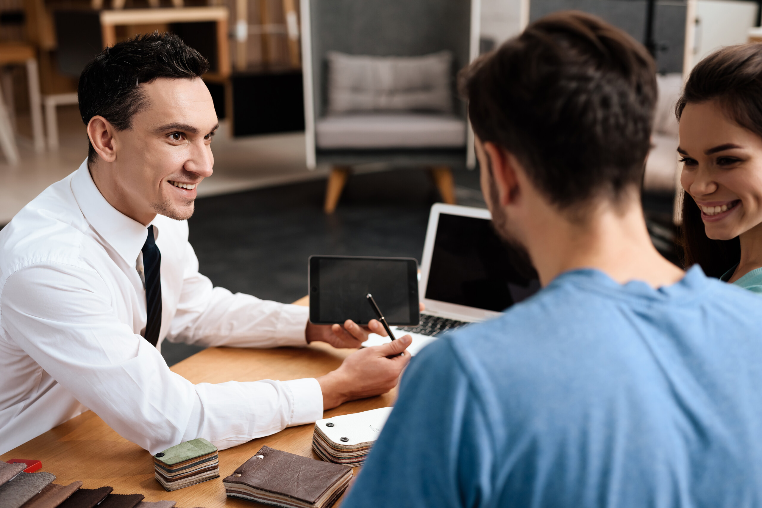 cliente junto a un vendedor de una empresa sentados en un escritorio