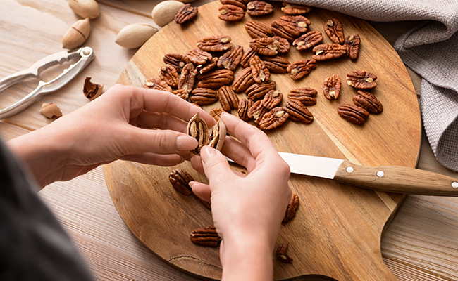 persona preparando recetas con nueces