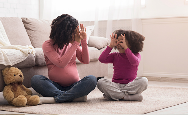 una mamá haciéndole gestos a su hijo