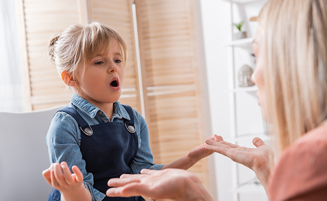 persona hablando con un niño