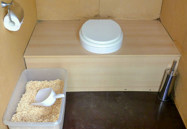 Imagen de un baño ecológico de madera