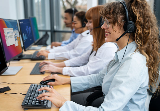 una sala con operadores telefónicos atendiendo llamadas de ventas