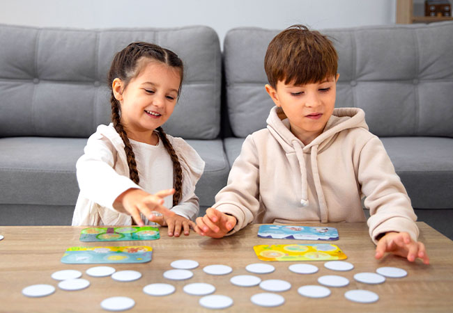 niños pequeños jugando al memotest