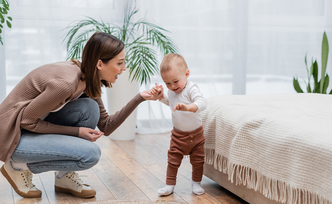 Padre o madre de la mano con el bebé