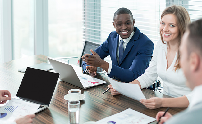 quipo de ventas realizando estimaciones de ventas frente a un computador