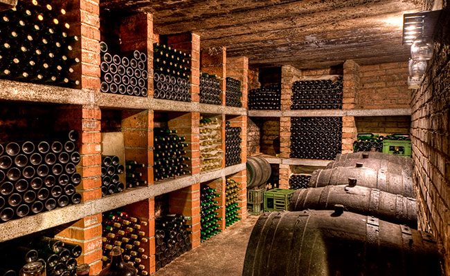 Botellas de vino en una bodega