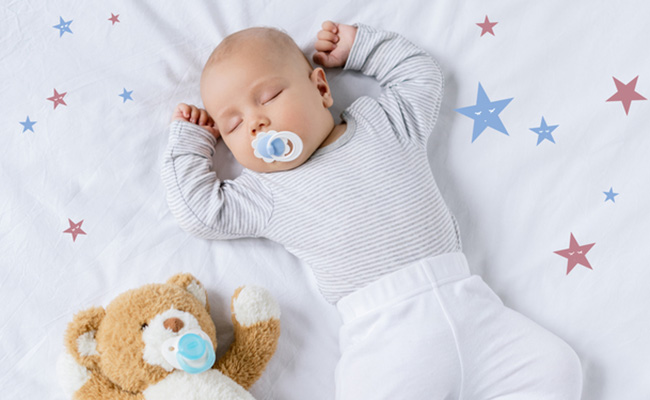 un bebé usando un chupete mientras duerme