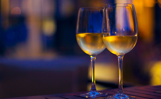 foto de una copa de vino blanco a contraluz