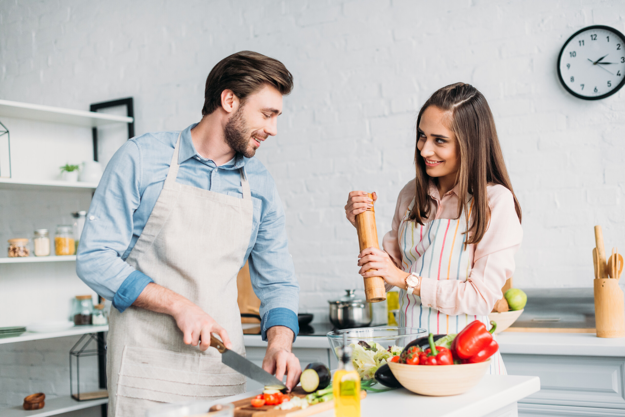 pareja feliz cocinando en la casa