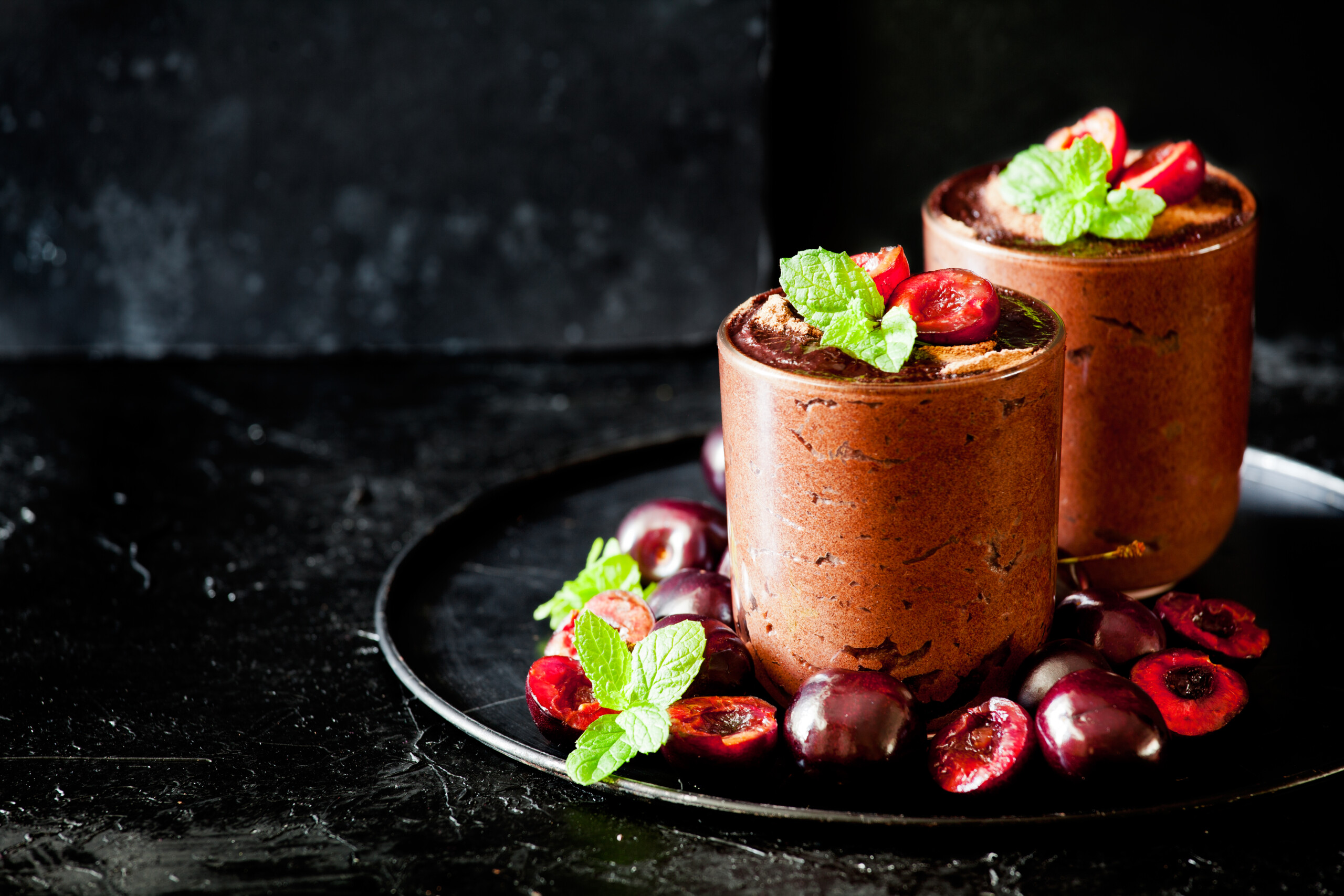 mousse de chocolate con decoracion de frutos rojos