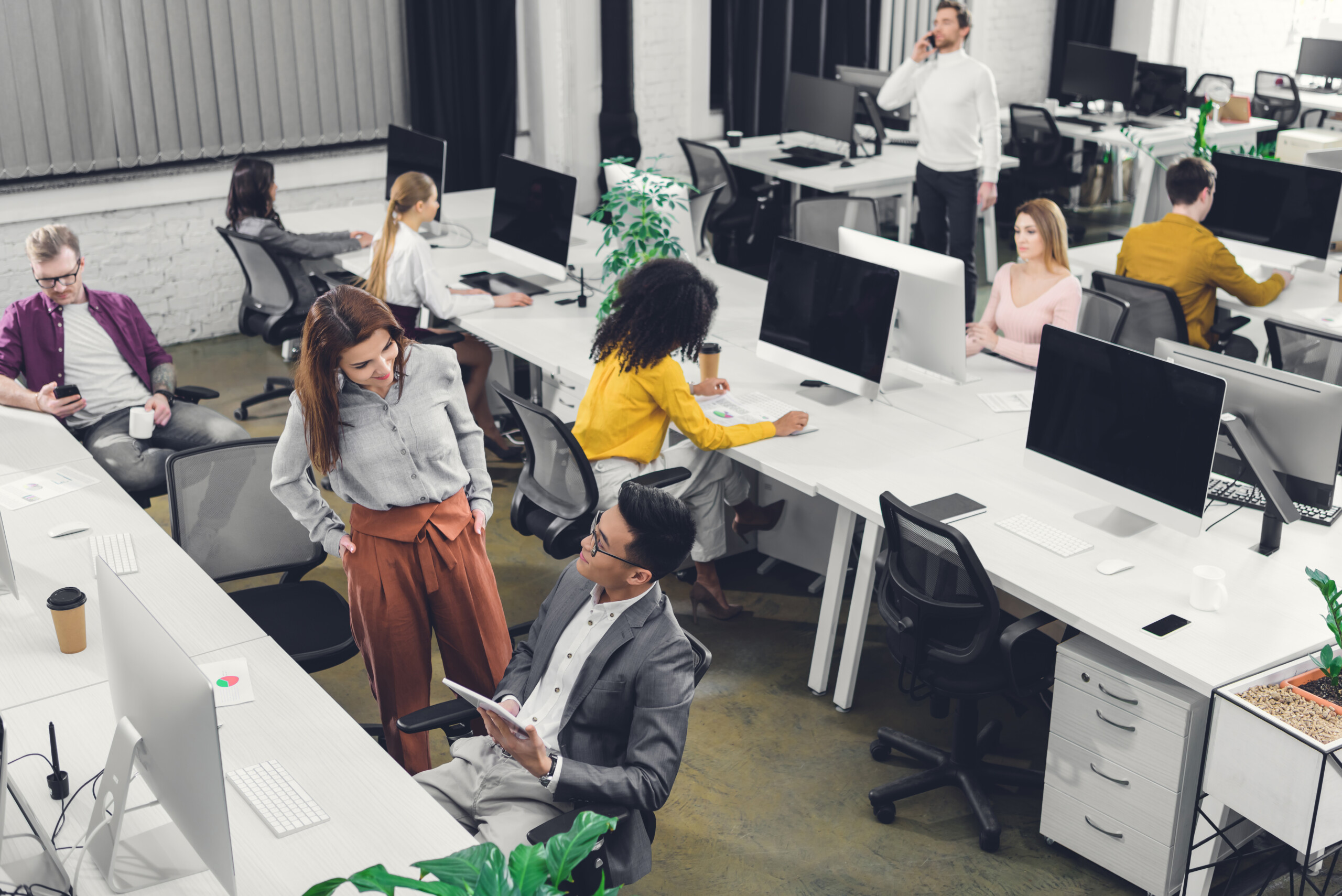grupo de trabajo trabajando en la oficina junto a una computadora