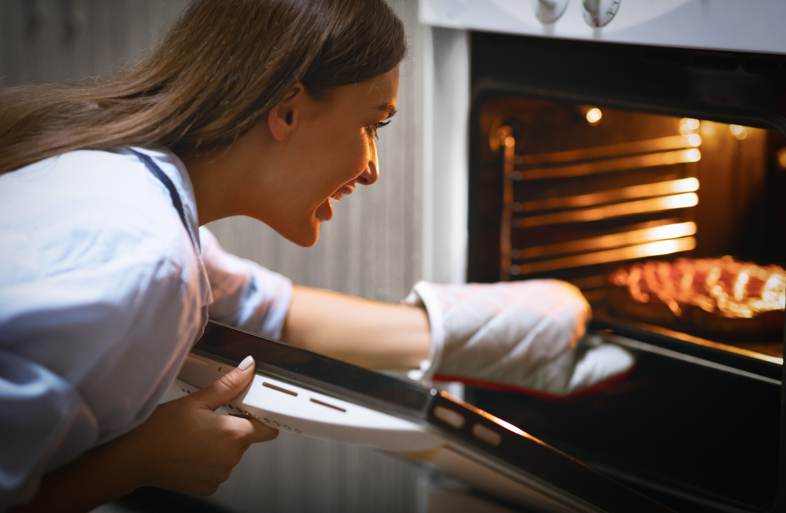 persona sacando un souffle del horno