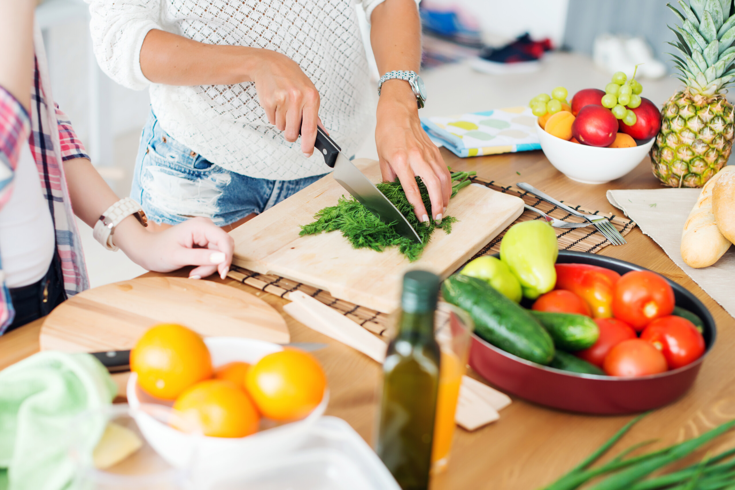 persona cortando verduras sobre una tabla