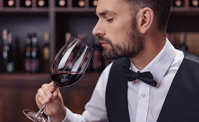 Sommelier degustando un vino tinto