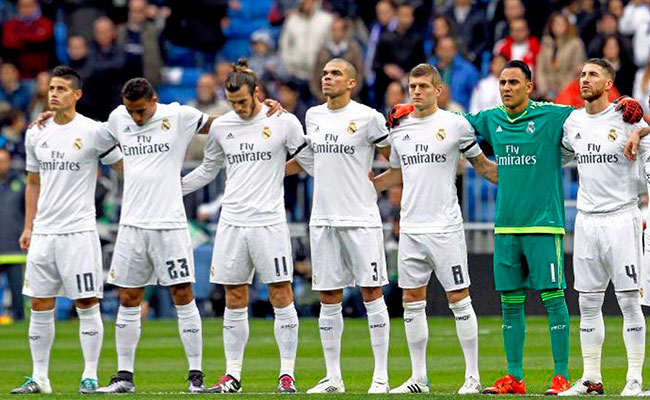 diversos jugadores en la cancha donde puede apreciarse su cabello