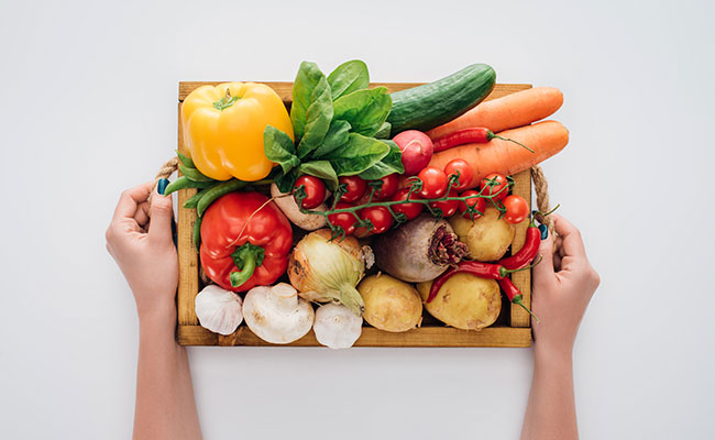 Un plato variado de verduras dispuesto en el centro de la foto