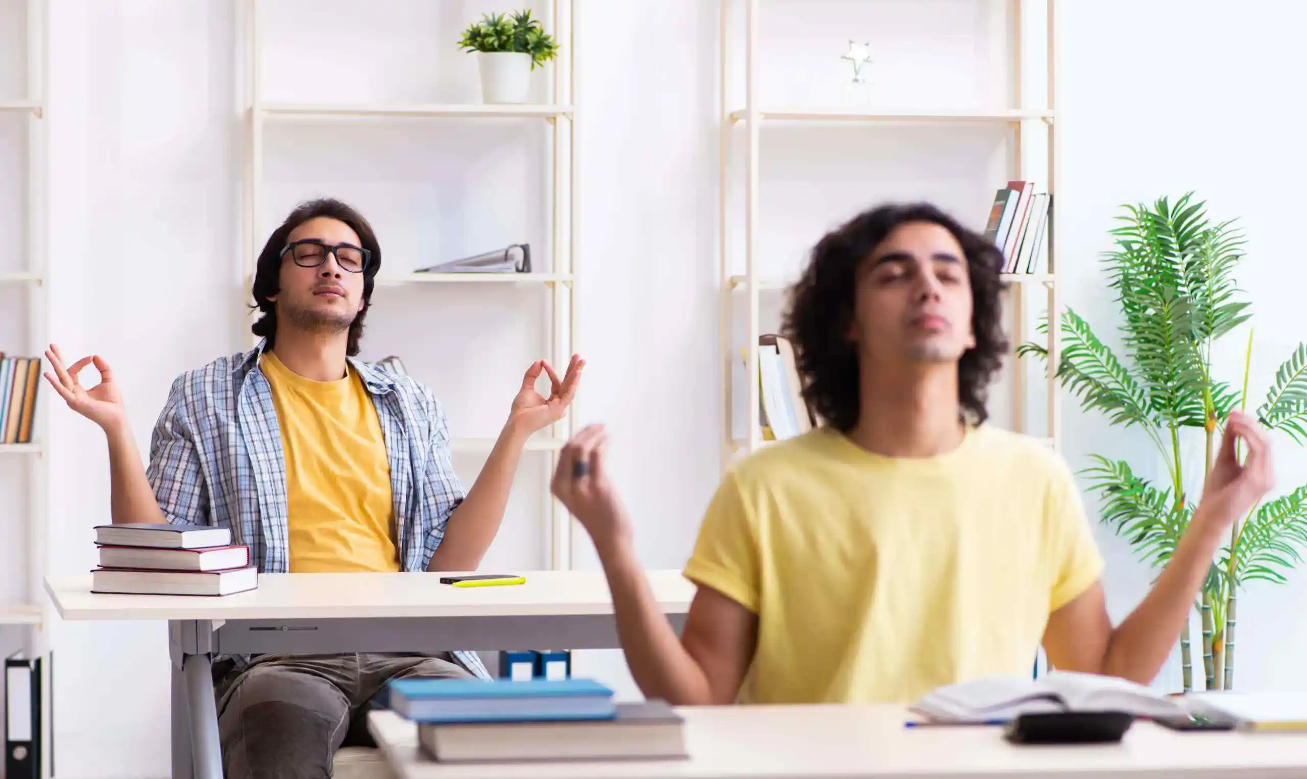 grupo de personas meditando dentro de un aula