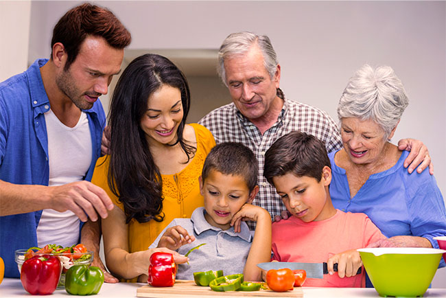 familia numerosa preparando el alimento en la cocina