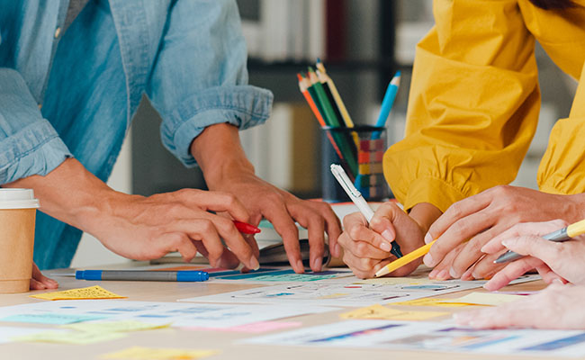 grupo de trabajo pensando estrategias en un escritorio