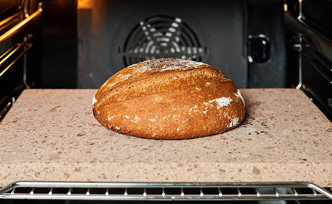 primer plano de un pan de masa madre recién horneado