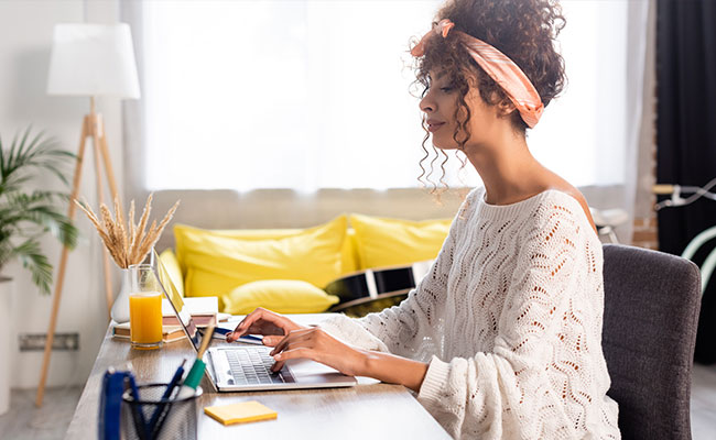 mujer emprendedora trabajando desde su casa