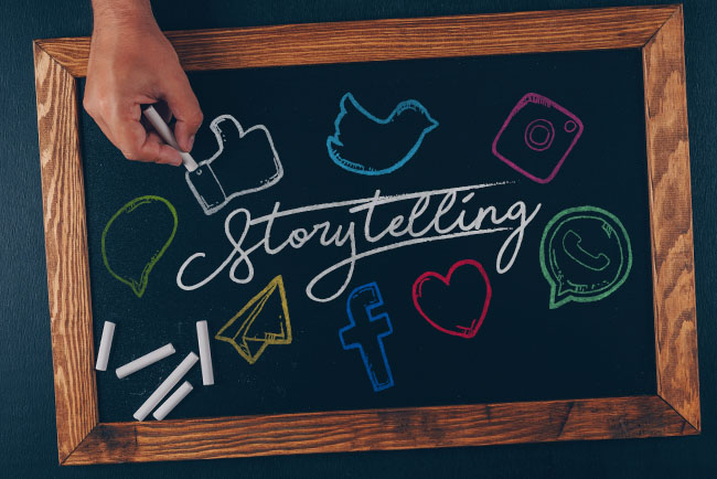 pizarra con la palabra storytelling y dibujos de las redes sociales
