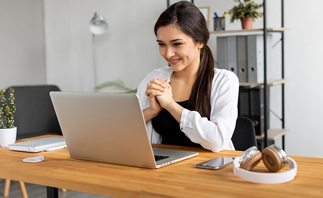 persona trabajando frente a una computadora