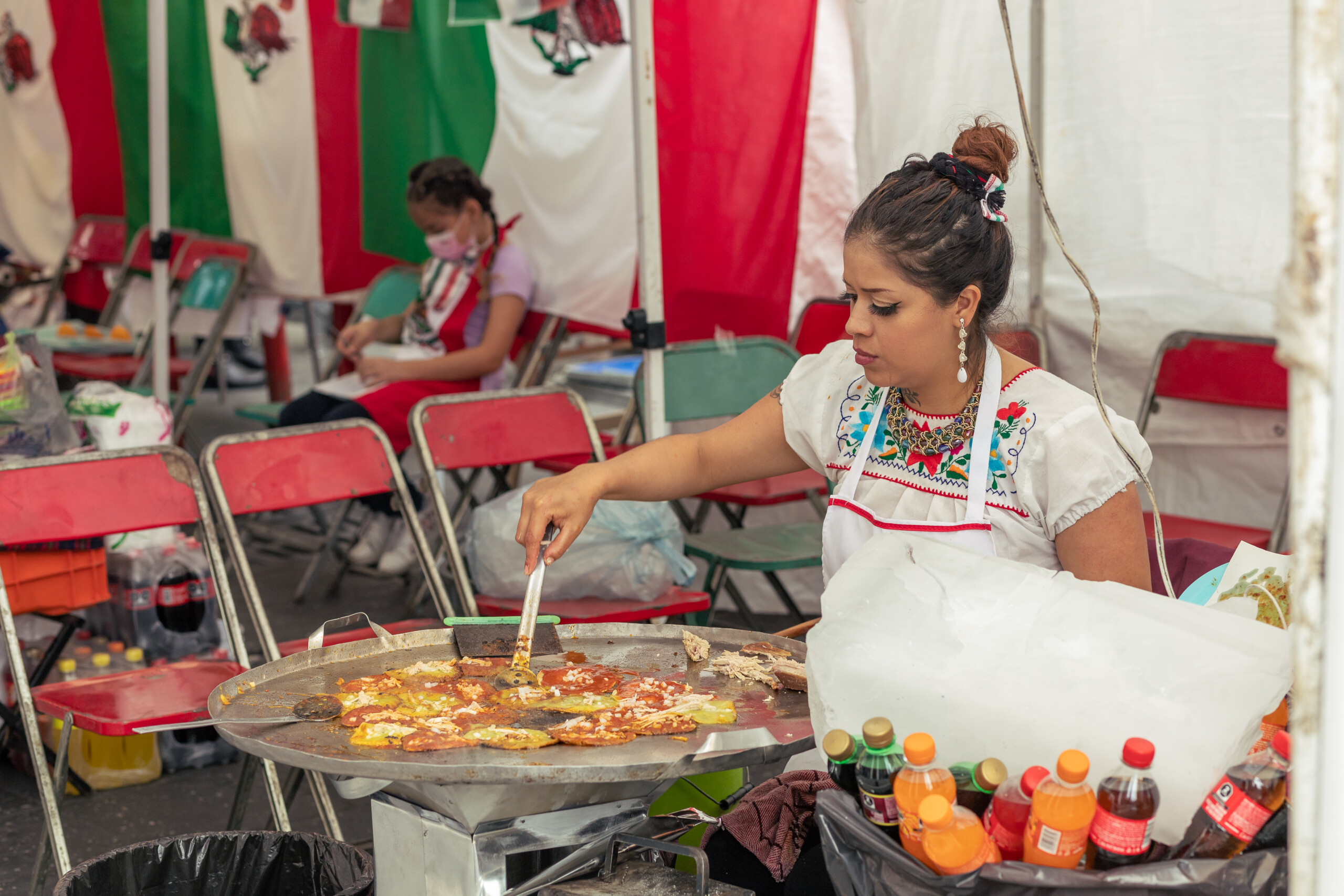 mujer preparando comida en la calle