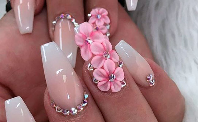 uñas 3D decoradas con flores