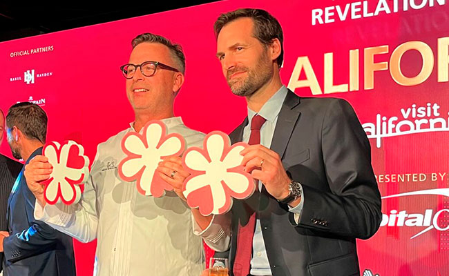 Chef recibiendo premiación en evento Michelin