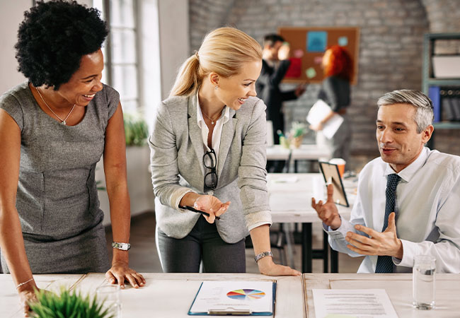  Representantes de empresas negociando un contrato