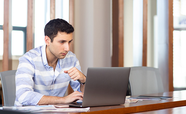 emprendedor analizando datos de su negocio en la computadora