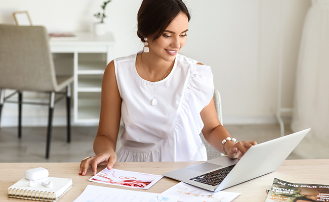 organizadora de eventos trabajando en su computadora