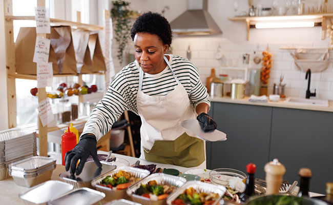 Emprendedor gastronómico cocinando