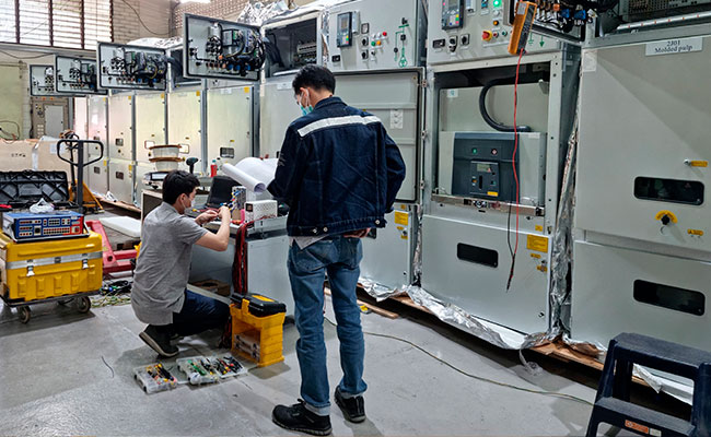 una oficina donde se vea que están haciendo el cambio de maquinaria o la implementación de un nuevo sistema