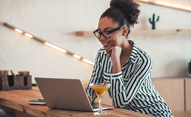 alguien estudiando para bartender