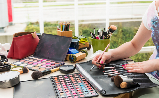 estacion de trabajo de una maquilladora profesional