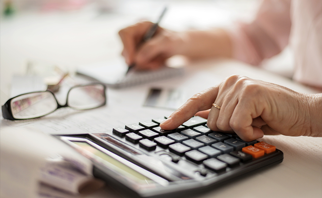 mujer emprendedora haciendo cuentas