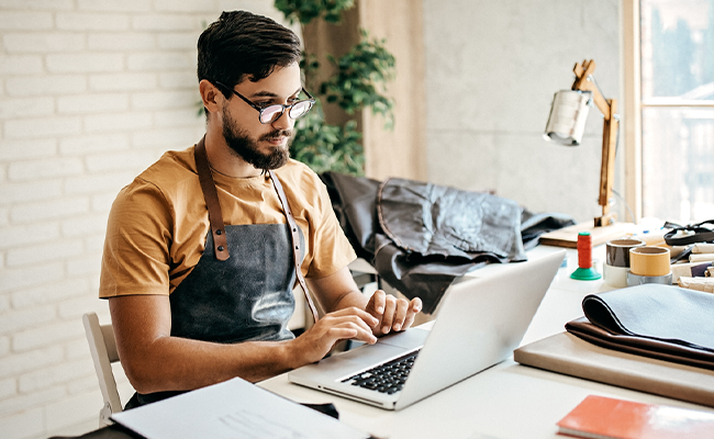 hombre realizando un curso de marketing digital