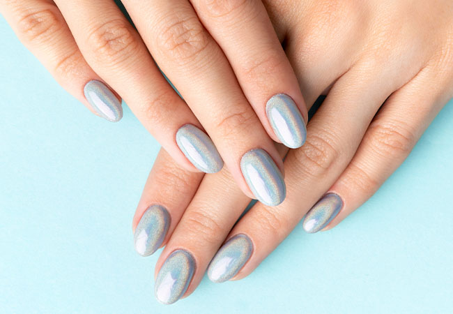 manicura con destellos holográficos