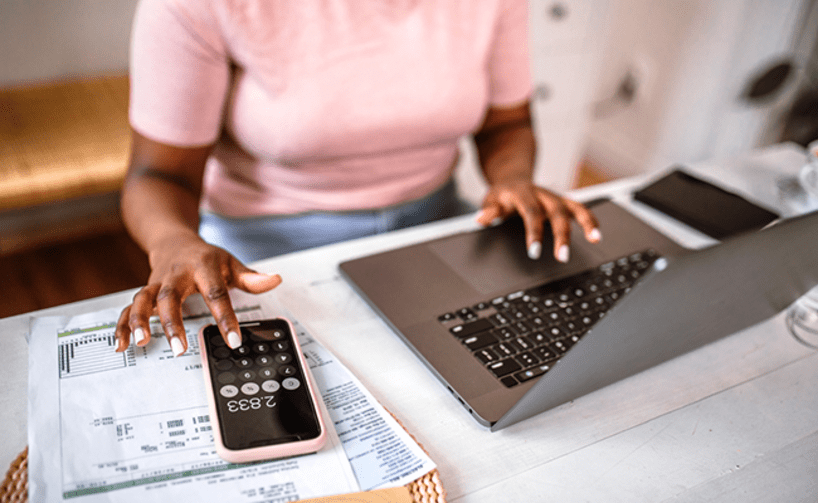 mujer analizando sus finanzas en la computadora