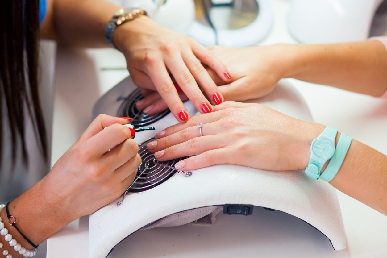 manicurista pintando las uñas de su clienta