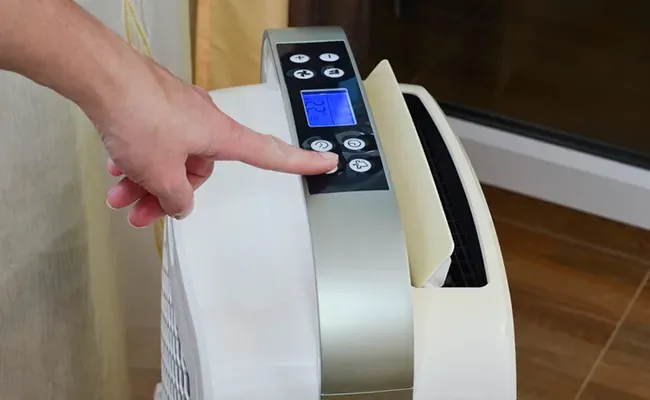 persona prendiendo aire acondicionado portatil