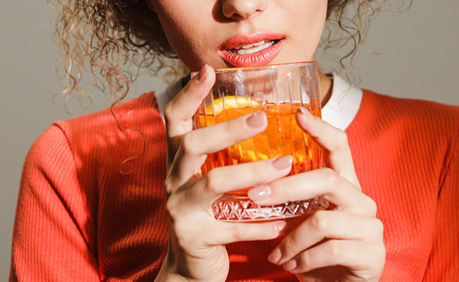 cliente disfrutando de un negroni