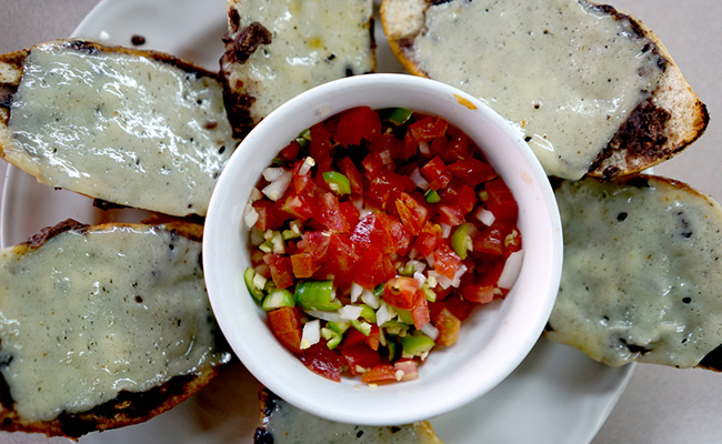 molletes con pico de gallo