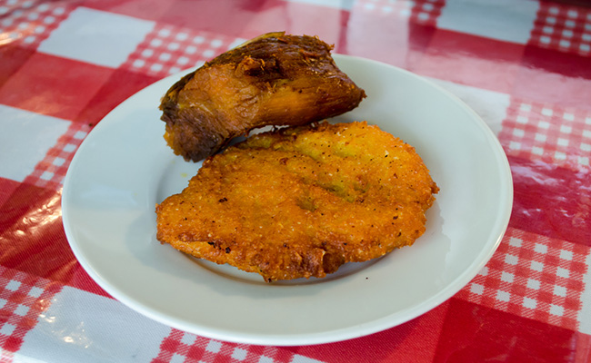 plato de torrejas de maíz panameña con cerdo