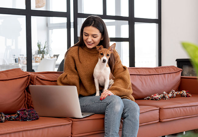 mujer tomando clases online sobre adiestramiento canino