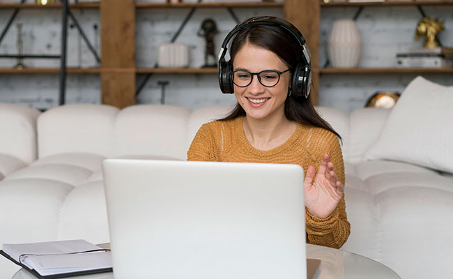 mujer realizando una capacitación virtual