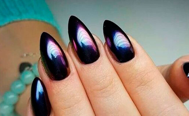 uñas con efecto tornasolado sobre esmalte negro