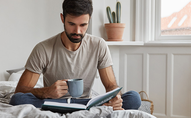 estudiante leyendo y tratando de mantener la concentración